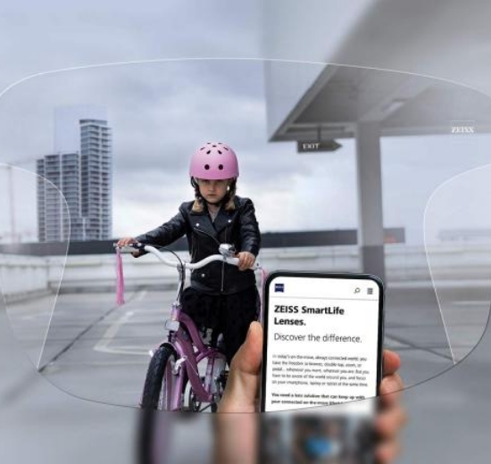 Blick durch ein Gleitsichtglas auf ein Smartphone und in die Ferne mit angedeuteten Sehbereichen. 