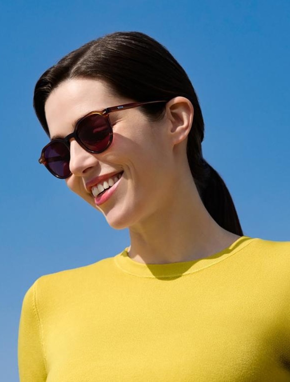 Frau mit Sonnenbrille